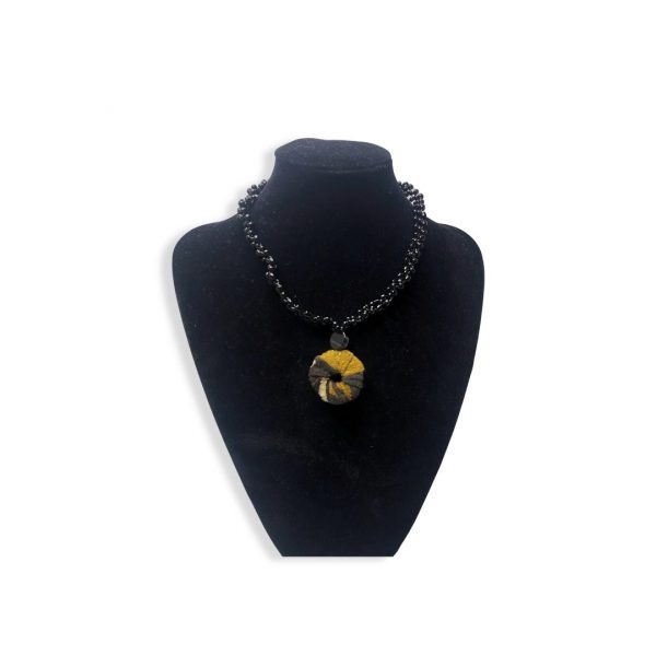 collier en perle et pagne bogolan